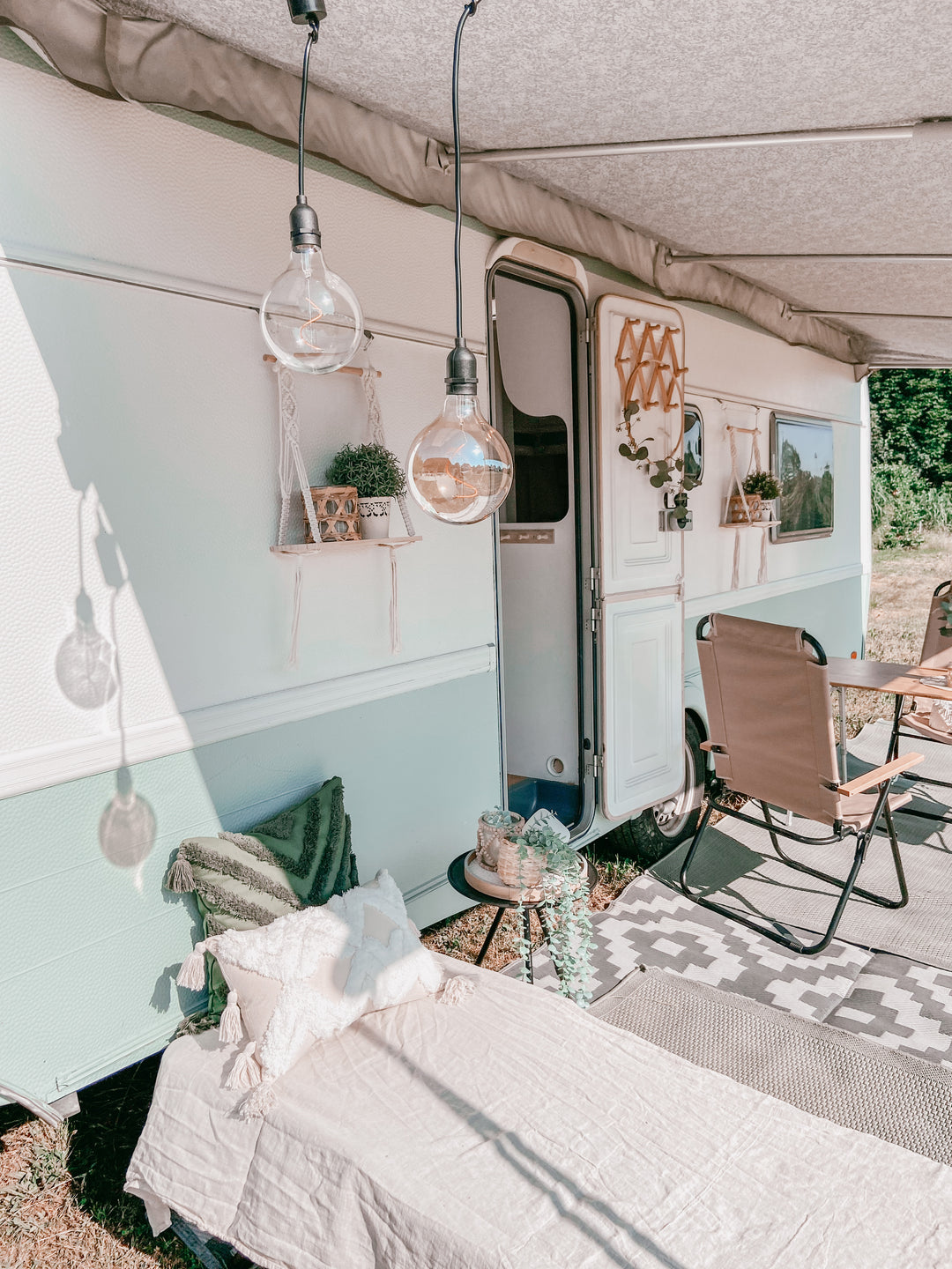 Tauche ein in die Welt des stilvollen Campings und entdecke unsere einzigartige "Shop the Look" Kollektion für dein ganz persönliches Outdoor-Paradies.